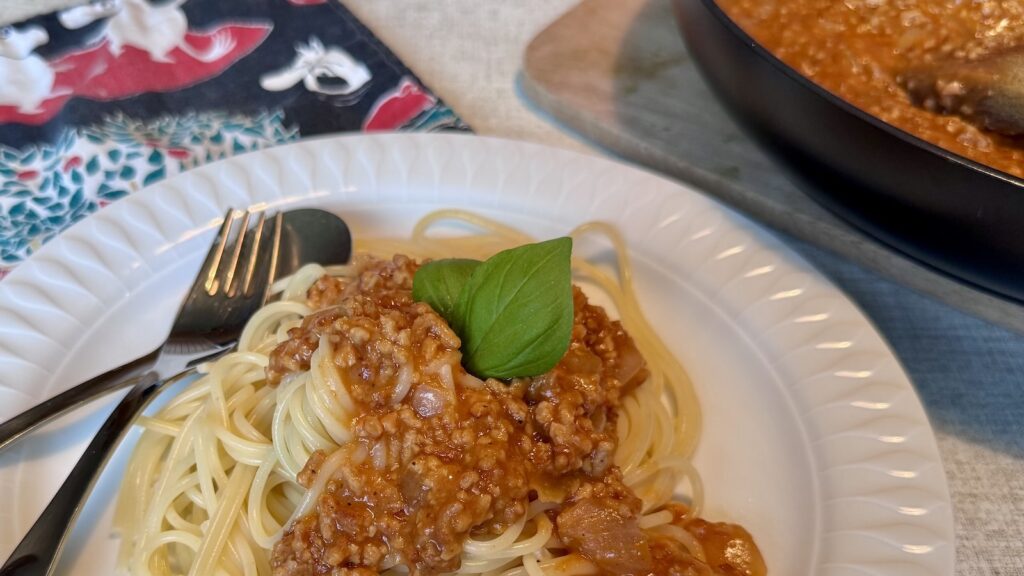 Spaghetti mit veganer italienischer Hacksauce