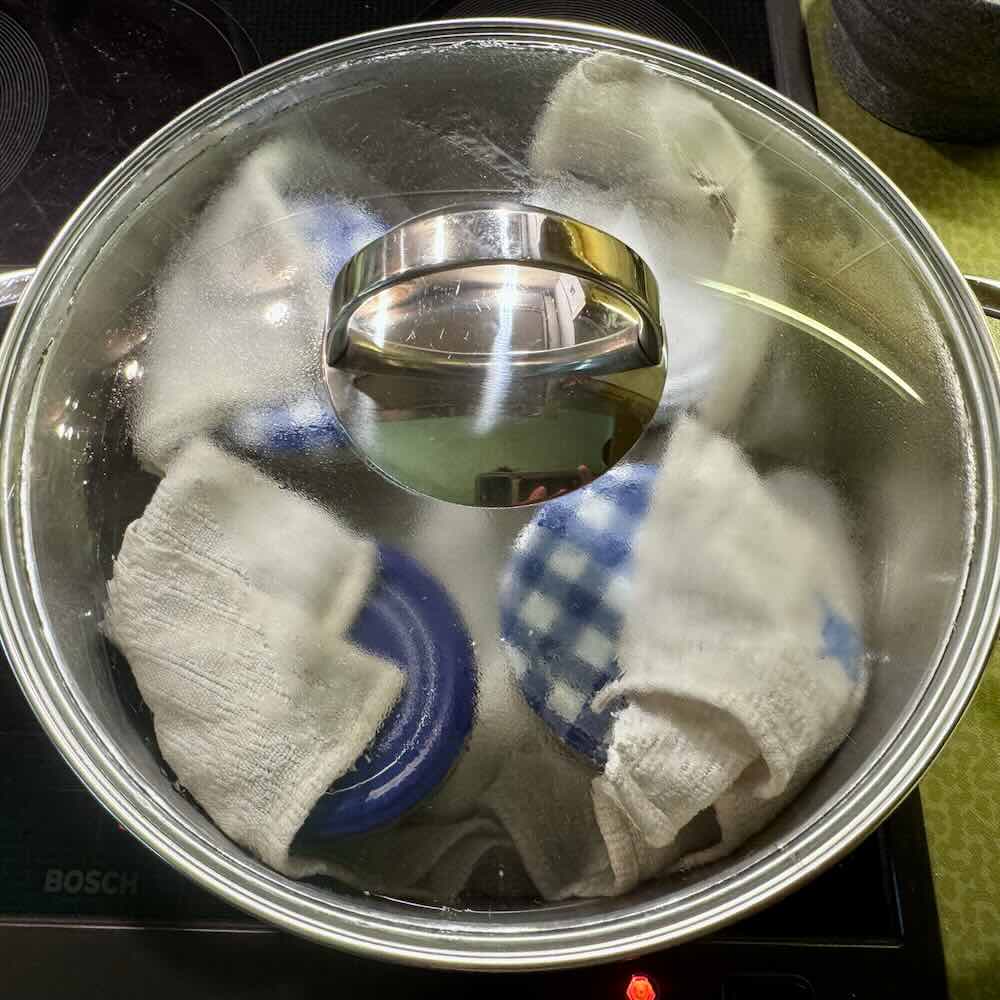 Glasburkar med Seitalami-deg på en linnehandduk i en kastrull
